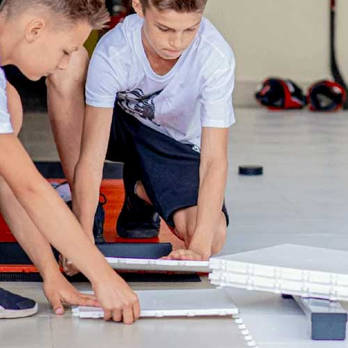 Hockey Revolution Surface D’Entraînement – 15 Dalles Amovibles, Stickers Codes Couleurs, Compatible App Interactive, Intérieur/Extérieur